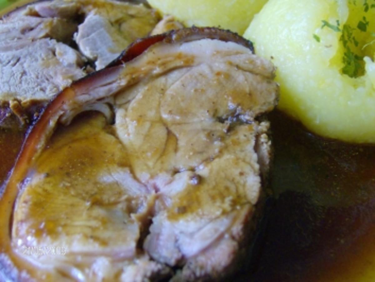 Spanferkel-Rollbraten mit Biersoße und Klößen - Rezept - Bild Nr. 3