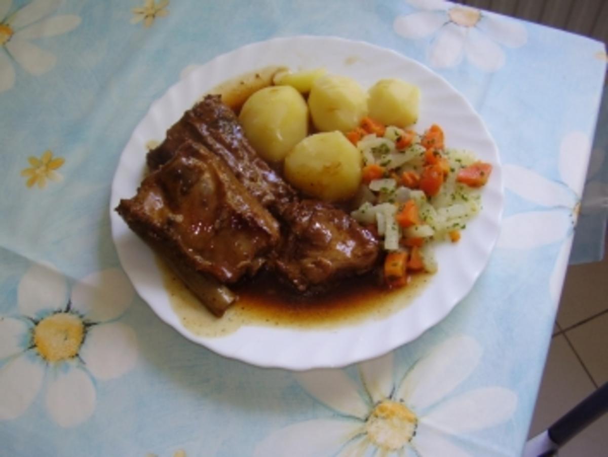 Schweinerippchen mit Möhren-Kohlrabi-Gemüse und Salzkartoffeln - Rezept ...