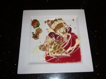 Erdbeeren mit Crumble dazu kandierte Nüsse auf Himbeerjuice - Rezept