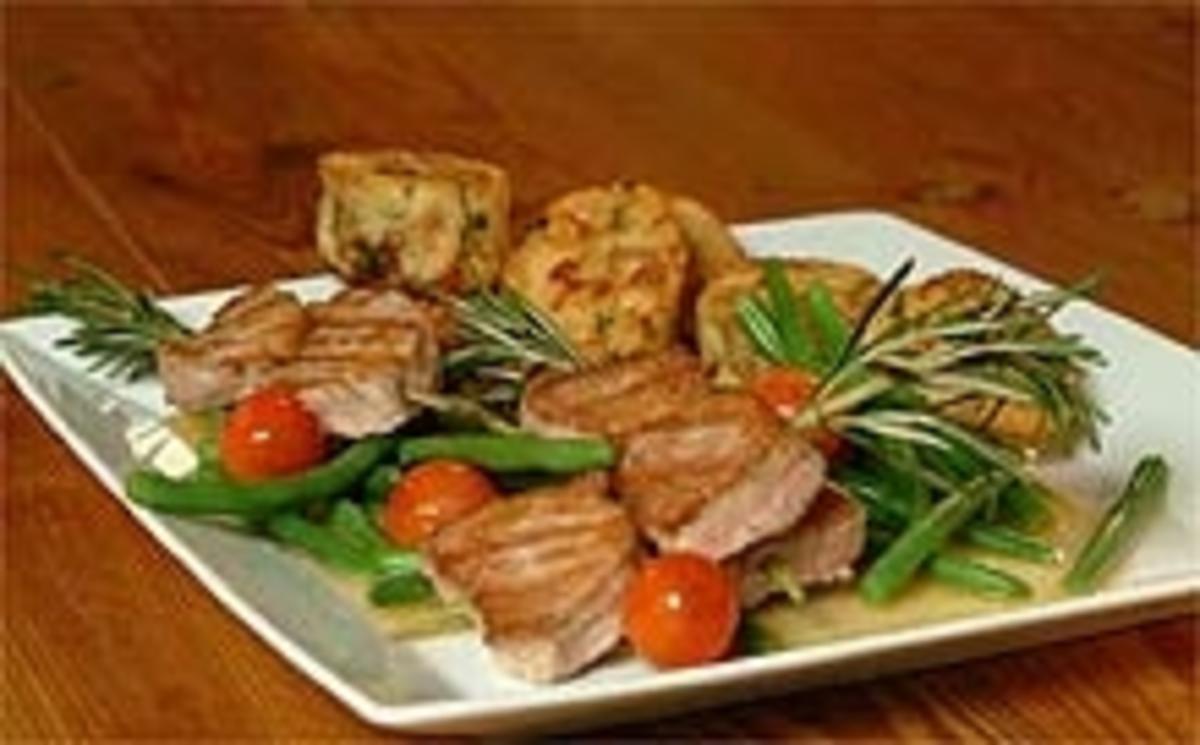 Schweinemedaillons auf Rosmarinspieß, Servietten-Olivenknödel - Rezept - Bild Nr. 9