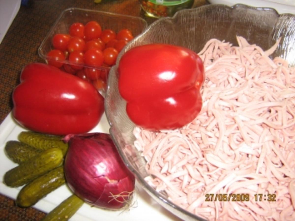 Sommerfrischer Wurstsalat mit Paprika und Tomätchen - Rezept - kochbar.de