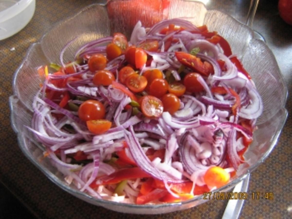 Sommerfrischer Wurstsalat mit Paprika und Tomätchen - Rezept - kochbar.de