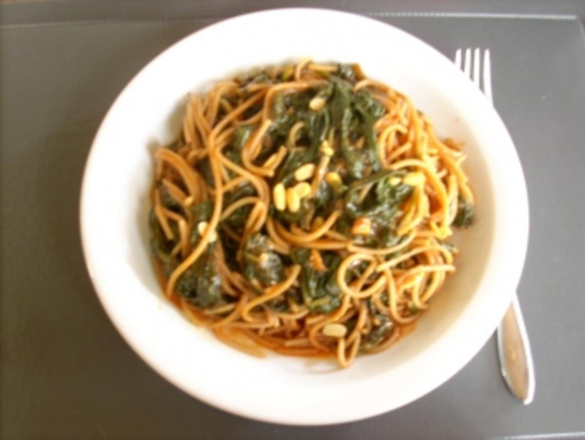 Vollkornspaghetti mit Spinat-Tomatensoße - Rezept