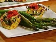 Nudelnester, gebratener grüner Spargel und Tomatenpesto - Rezept