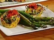 Nudelnester, gebratener grüner Spargel und Tomatenpesto - Rezept