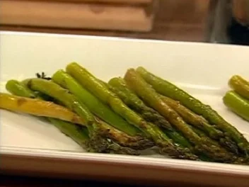 Rezept: Gebratener Grüner Spargel und Tomatenpesto Gebratener Grüner Spargel und Tomatenpesto - Rezept