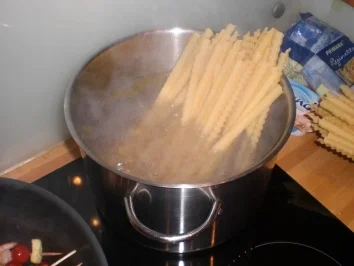 Tomaten-Zucchini-Krabben Spieße mit Bandnudeln - Rezept - Bild Nr. 2