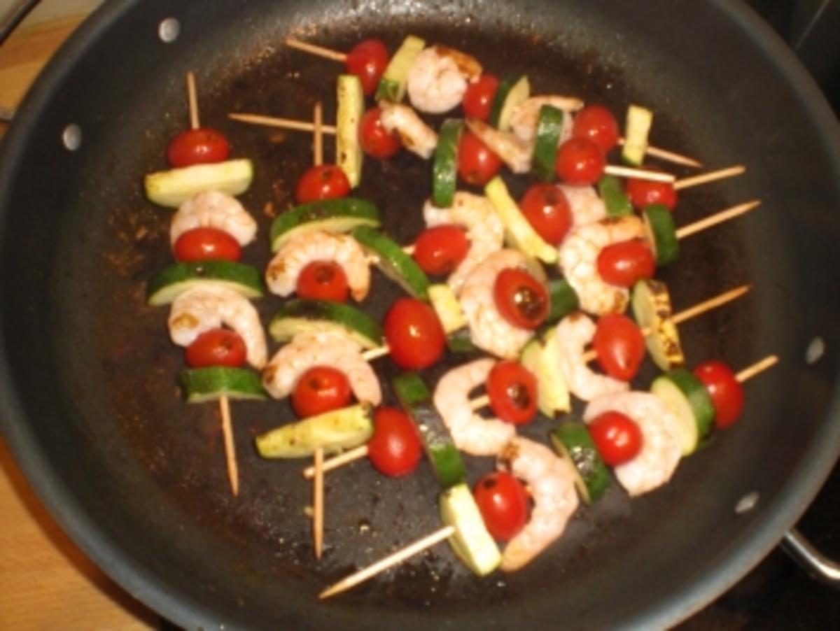 Tomaten-Zucchini-Krabben Spieße mit Bandnudeln - Rezept - Bild Nr. 3