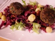 Rezept: Rotkrautsalat mit Wildfrikadelle Rotkrautsalat mit Wildfrikadelle - Rezept