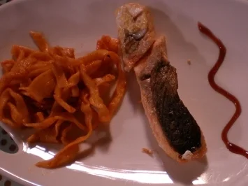 Rezept: Kross gebratener Lachsfiletstreifen an Tagliatelle in Pink-Vodkasoße Kross gebratener Lachsfiletstreifen an Tagliatelle in Pink-Vodkasoße - Rezept