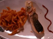 Kross gebratener Lachsfiletstreifen an Tagliatelle in Pink-Vodkasoße - Rezept