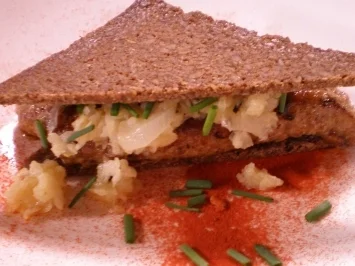 Kalbsleber auf Schwarzbrot mit geschmorten Apfelstücken und Zwiebeln - Rezept