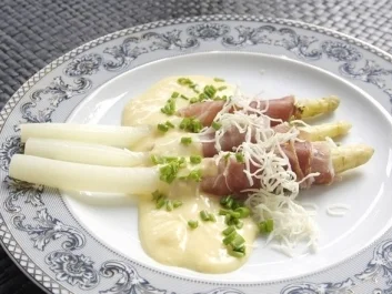 Spargel mit Rohschinken dazu Sauce Hollandaise und Meerrettich - Rezept