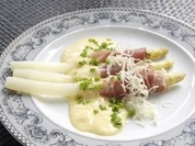 Spargel mit Rohschinken dazu Sauce Hollandaise und Meerrettich - Rezept