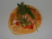 Lachskotelett mit Honig-Knoblauchkruste auf Gurken-Paprikaragout - Rezept