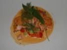 Lachskotelett mit Honig-Knoblauchkruste auf Gurken-Paprikaragout - Rezept
