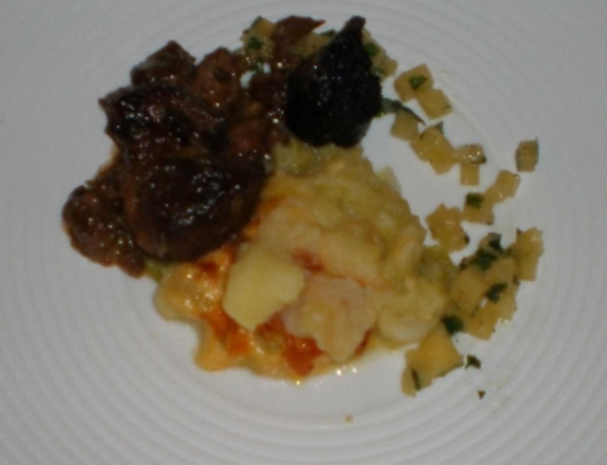 Lammgulasch mit schottischer Blutwurstkruste an Kartoffel ...