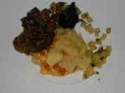 Lammgulasch mit schottischer Blutwurstkruste an Kartoffel-Steckrübenpüree - Rezept