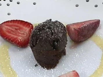 Kleiner warmer Schokokuchen mit Eierlikörfüllung - Rezept