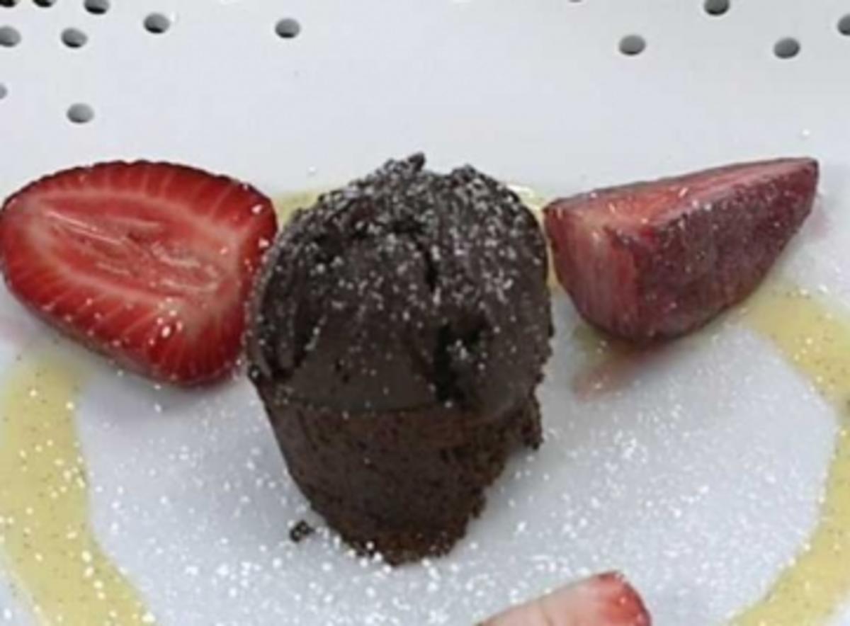 Kleiner warmer Schokokuchen mit Eierlikörfüllung - Rezept - kochbar.de