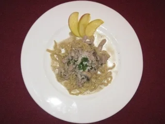 Äppelwoi-Geschnetzeltes an einem Nest von Bandnudeln - Rezept