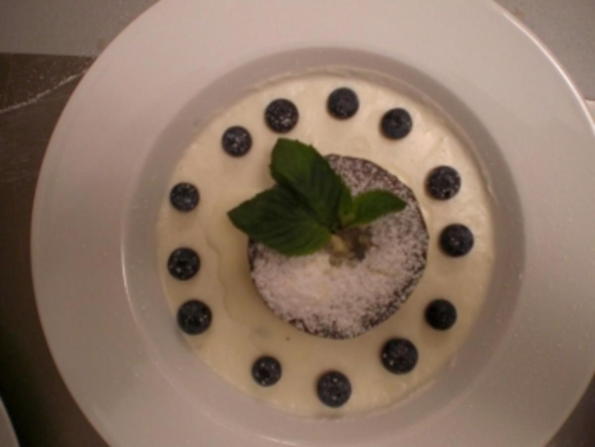 Warmes Schokoladentörtchen mit Blaubeer-Buttermilch - Rezept Durch ...