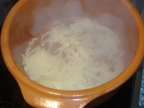 Rezept: Barschfilet gegart auf Kartoffelscheiben Barschfilet gegart auf Kartoffelscheiben - Rezept