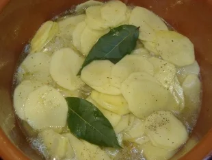 Rezept: Barschfilet gegart auf Kartoffelscheiben Barschfilet gegart auf Kartoffelscheiben - Rezept