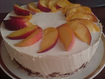 Pfirsich-Cremetorte mit Schoko-Knusperboden - Rezept