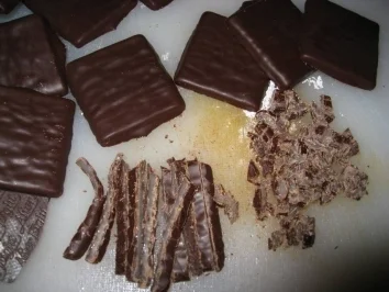 Geburtstagstorte zweistöckig - Joghurt-Schokoladen- Minztorte mit frischen Erdbeeren  & - Rezept - Bild Nr. 8