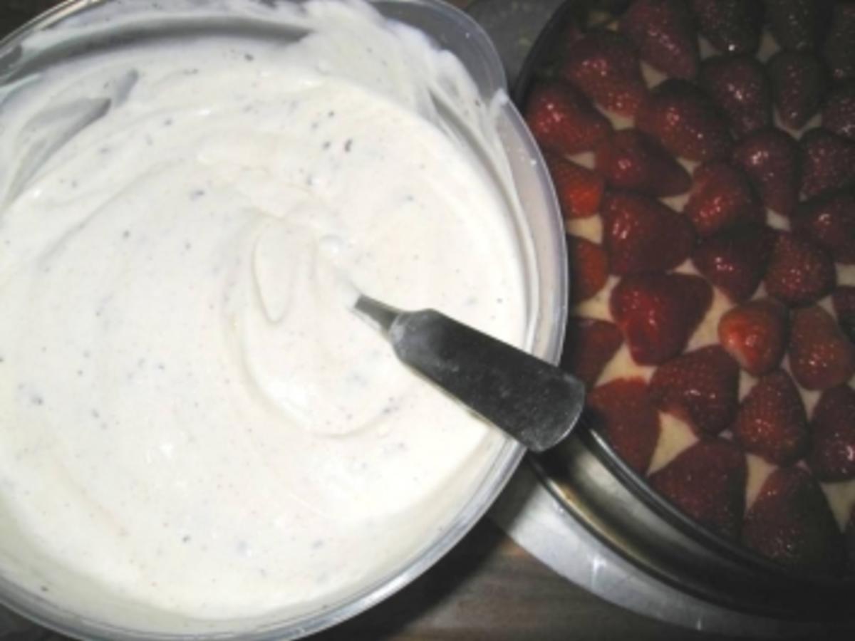 Geburtstagstorte zweistöckig Joghurt Schokoladen- Minztorte mit ...