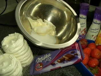 Torte : Ein Traum : " Erdbeer-Eistorte !! " - Rezept - Bild Nr. 2