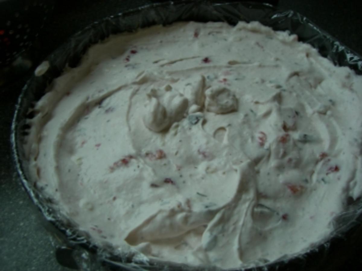 Torte : Ein Traum : Erdbeer Eistorte - einfach - 407 kcal/100g Torte : Ein Traum : Erdbeer Eistorte - einfach - 407 kcal/100g