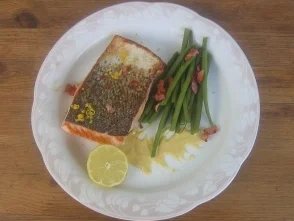 Rezept: Lachsfilet auf der Haut gebraten Lachsfilet auf der Haut gebraten - Rezept