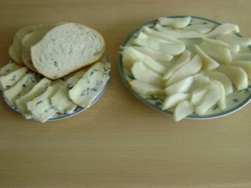 Blauschimmelkäse auf Toast mit Birnen - Rezept