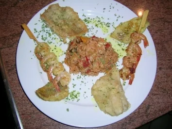 Fischteller mit dreierlei Gewürzen und leckerem mediterranem Gemüsereis - Rezept