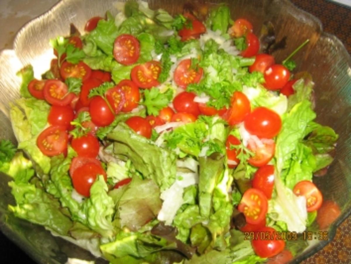 Eichblattsalat mit Cocktailtomaten, Radieschen und Sauce Vingrette ...