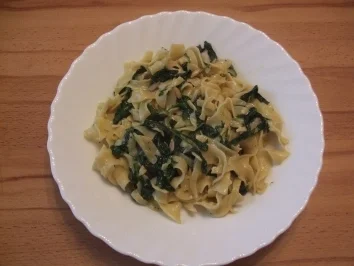Rezept: Sahne-Spinat mit Bandnudeln Bild Nr. 2 Sahne-Spinat mit Bandnudeln - Rezept - Bild Nr. 2