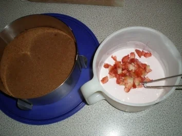 Erfrischende Erdbeer Torte mit Sauerrahm - Rezept - Bild Nr. 5
