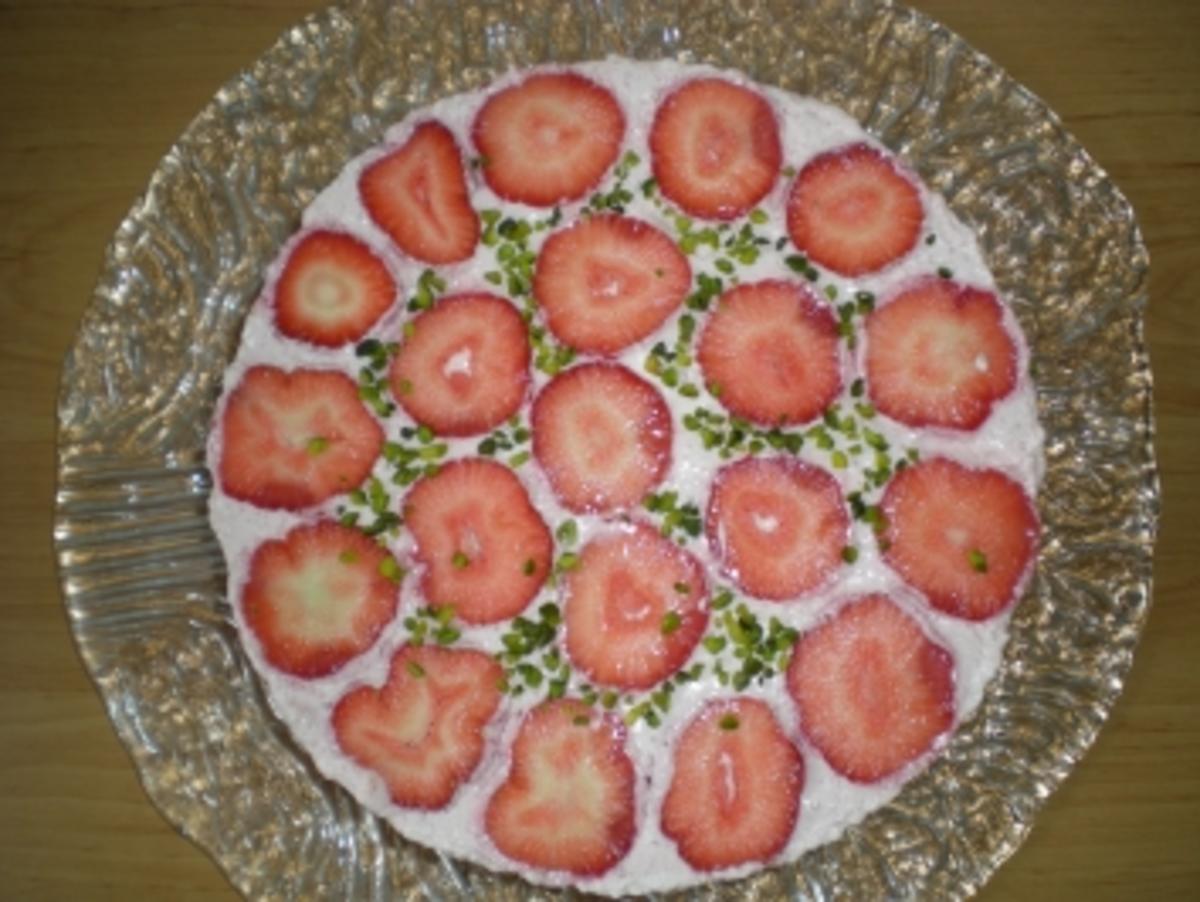 Erfrischende Erdbeer Torte mit Sauerrahm - Rezept - Bild Nr. 2