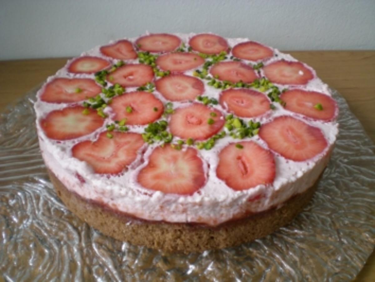 Erfrischende Erdbeer Torte mit Sauerrahm - Rezept