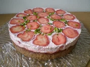 Erfrischende Erdbeer Torte mit Sauerrahm - Rezept