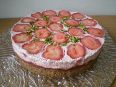 Rezept: Erfrischende Erdbeer Torte mit Sauerrahm Erfrischende Erdbeer Torte mit Sauerrahm - Rezept