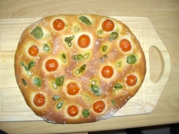 Foccacia mit Cocktailtomaten und Basilikum - Rezept