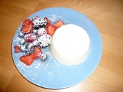 Mandelmousse mit frischen Beeren - Rezept