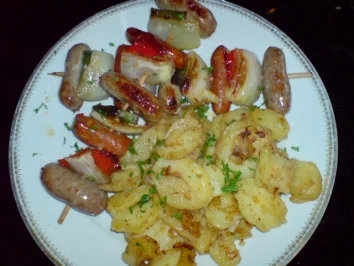 Bratwurstspießchen mit Bratkartoffeln - Rezept - Bild Nr. 2