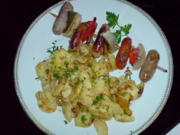 Bratwurstspießchen mit Bratkartoffeln - Rezept