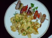 Rezept: Bratwurstspießchen mit Bratkartoffeln Bratwurstspießchen mit Bratkartoffeln - Rezept