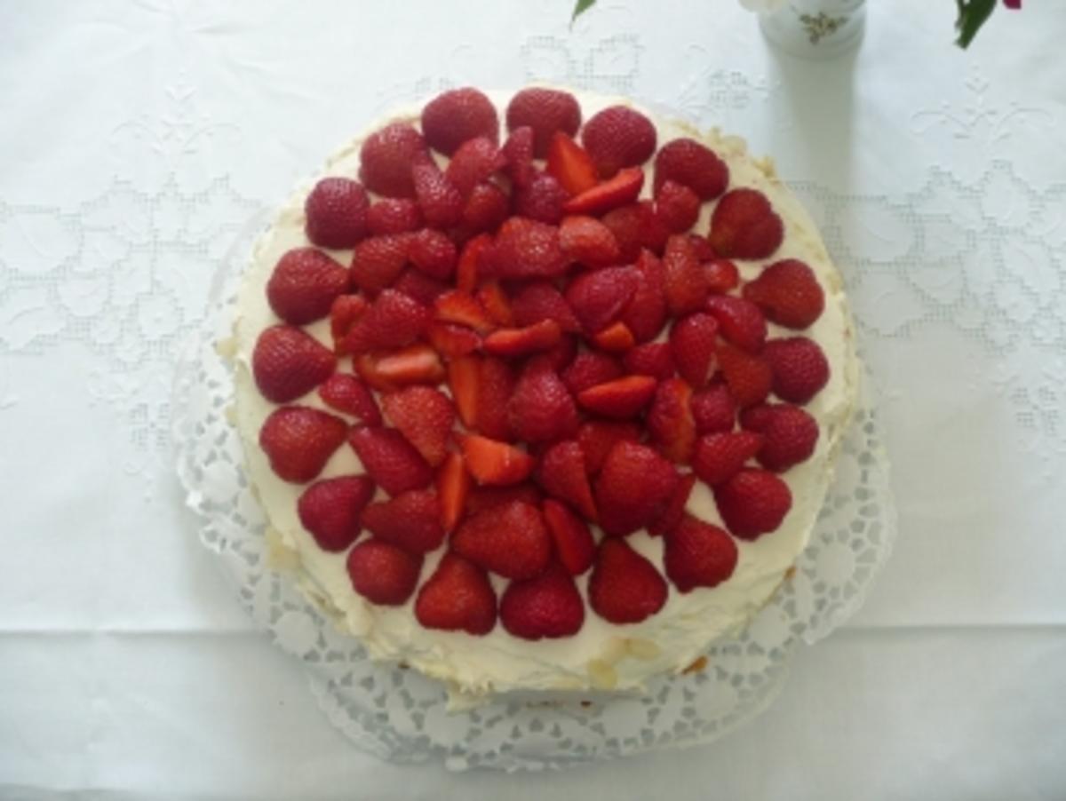 Bilder für Saftige Erdbeertorte - Rezept