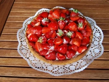 Kuchen/Gebäck ~ Sommerliche Erdbeertorte - Rezept